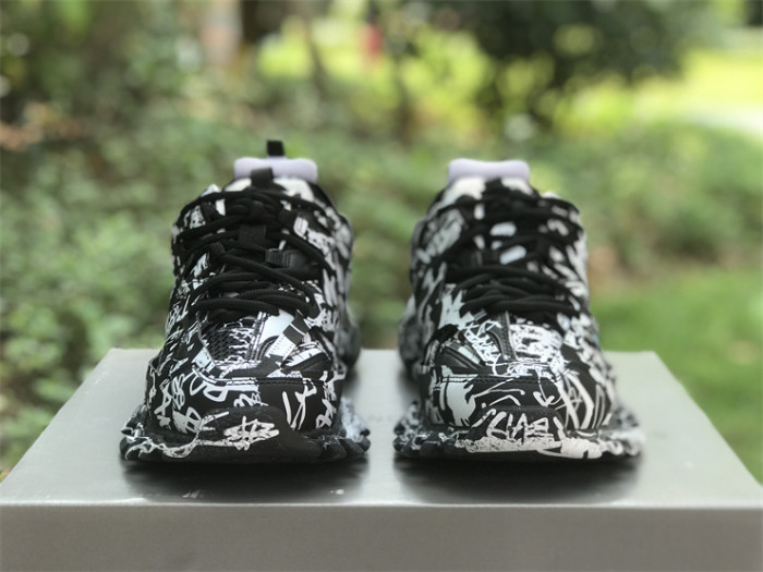 B 17FW Tripe-S High End Sneaker-379