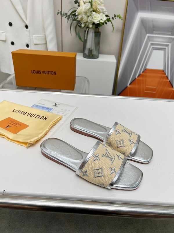 LV women slippers AAA-384