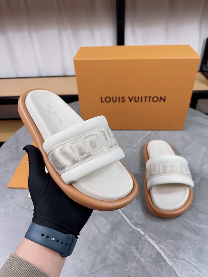 LV women Sandals 1：1 Quality-900