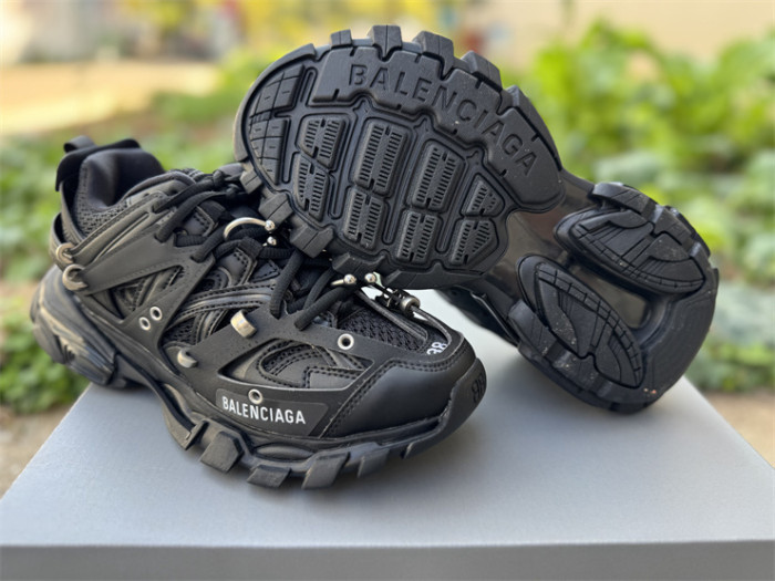 B 17FW Tripe-S High End Sneaker-679