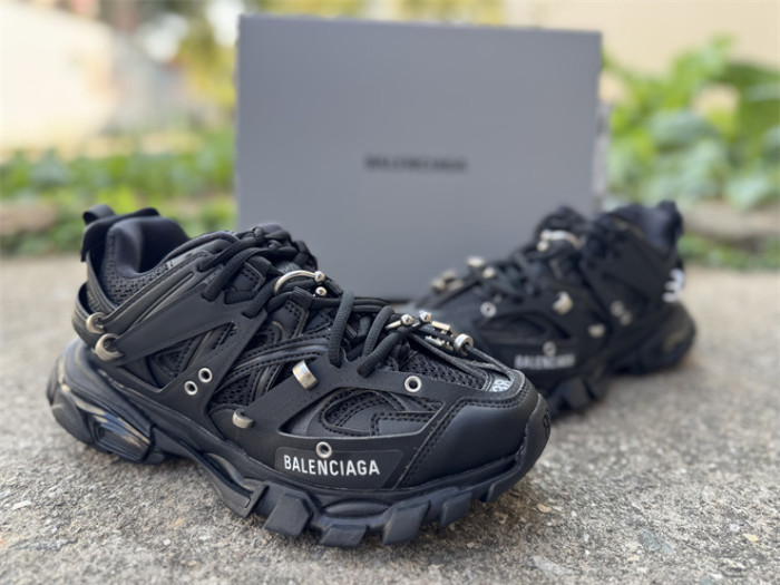 B 17FW Tripe-S High End Sneaker-679