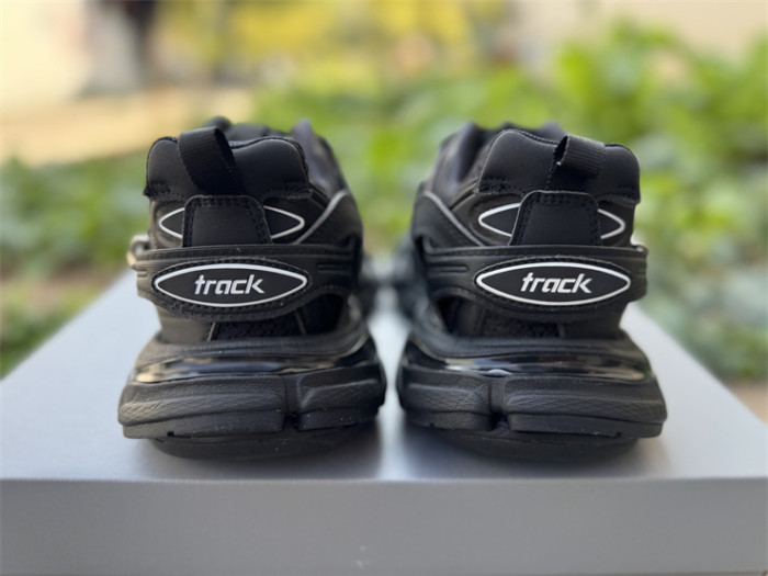 B 17FW Tripe-S High End Sneaker-679