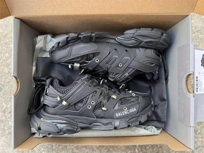 B 17FW Tripe-S High End Sneaker-679