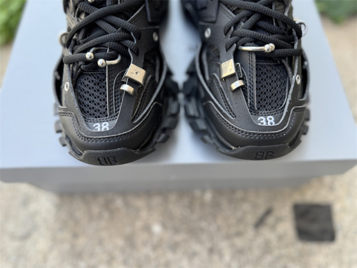 B 17FW Tripe-S High End Sneaker-679