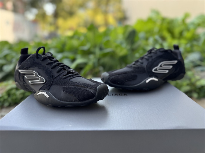 B 17FW Tripe-S High End Sneaker-681