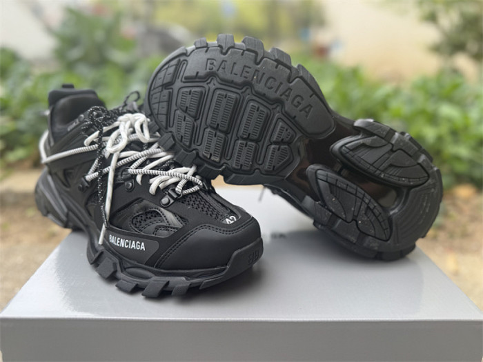 B 17FW Tripe-S High End Sneaker-688