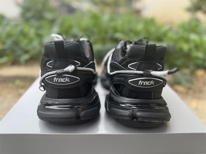 B 17FW Tripe-S High End Sneaker-688