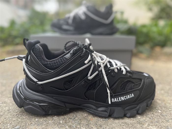 B 17FW Tripe-S High End Sneaker-688