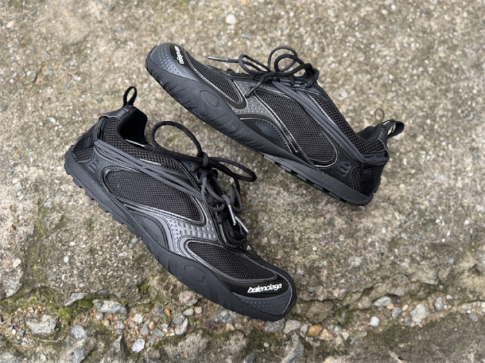 B 17FW Tripe-S High End Sneaker-700