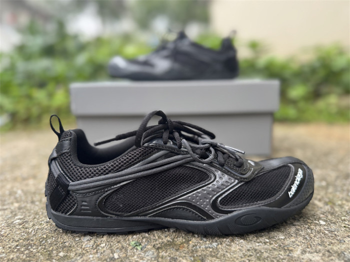 B 17FW Tripe-S High End Sneaker-700