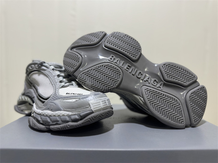 B 17FW Tripe-S High End Sneaker-708