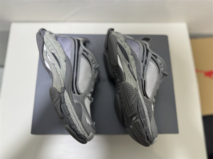 B 17FW Tripe-S High End Sneaker-708