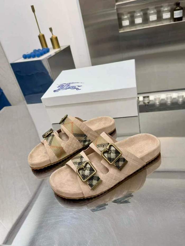 Burberry women slippers AAA-060
