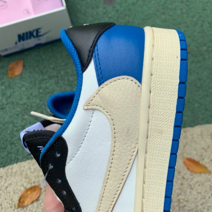 Jordan 1  Low fragment design × Travis Scott