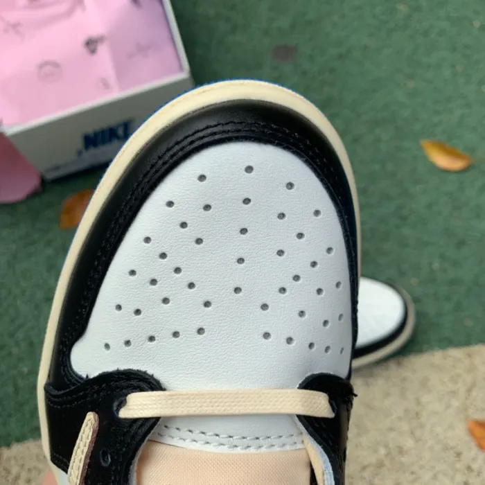 Jordan 1  Low fragment design × Travis Scott