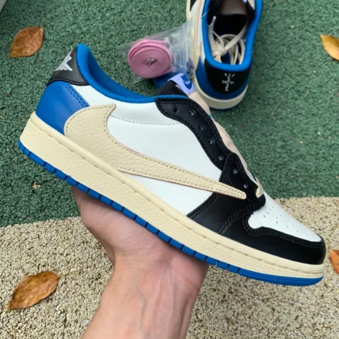 Jordan 1  Low fragment design × Travis Scott