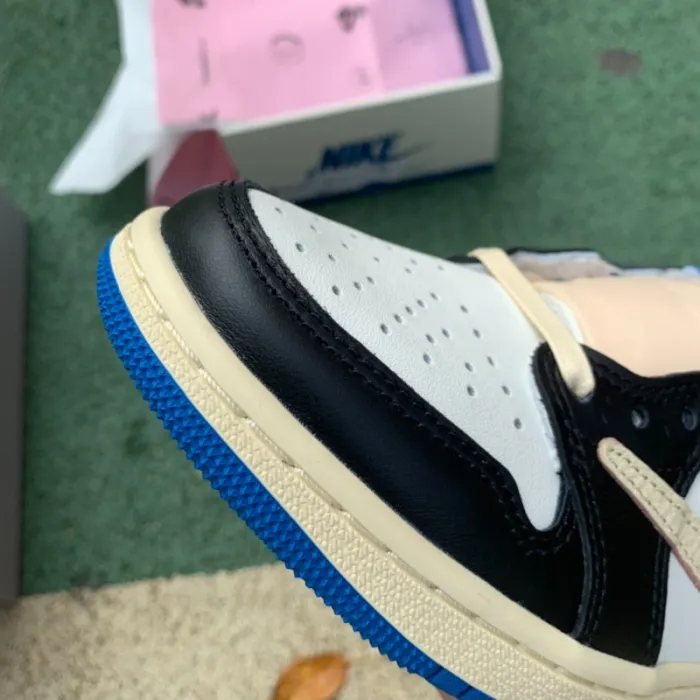 Jordan 1  Low fragment design × Travis Scott