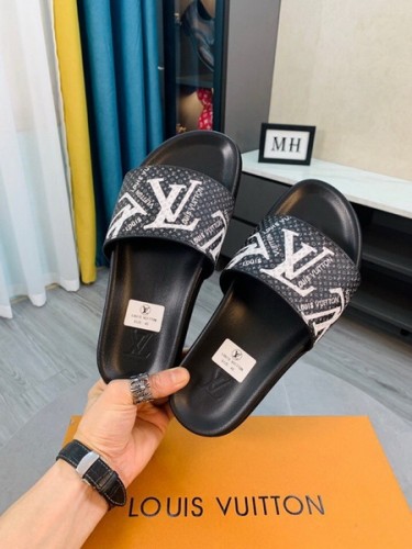 LV men slippers AAA-1047