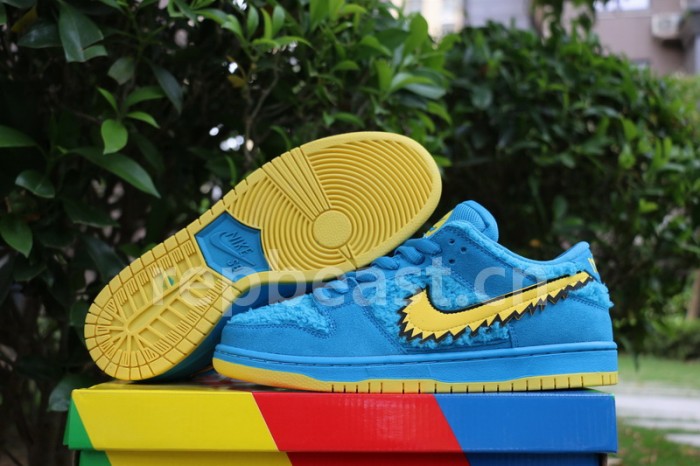 Authentic Grateful Dead x Nike SB Dunk Low “Blue Bear”