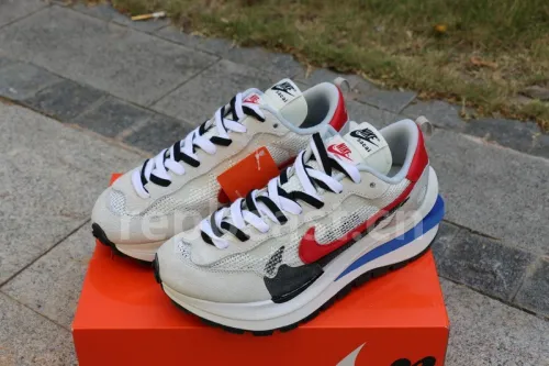 Authentic sacai x Nike VaporWaffle “Royal Fuchsia ”