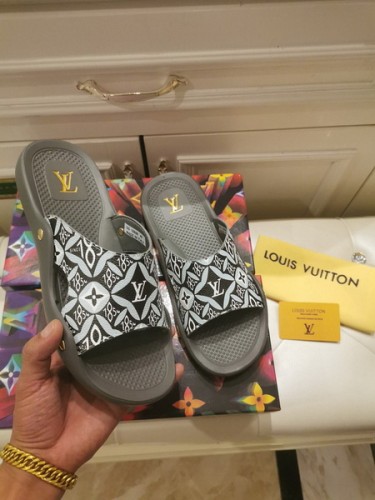 LV women slippers AAA-142