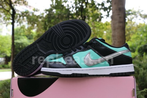 Authentic Nike SB Dunk Low Diamond Tiffany Women size