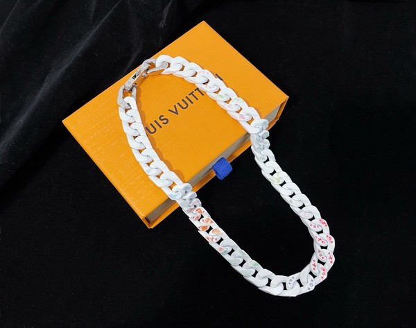 LV Necklace-041
