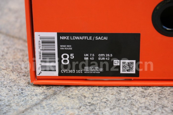 Authentic sacai x Nike VaporWaffle “Royal Fuchsia ”