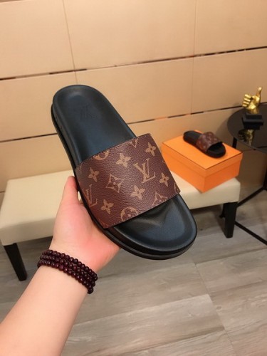 LV men slippers AAA-750