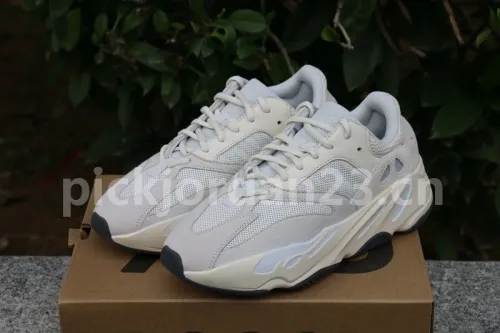 Authentic Yeezy 700“Analog”