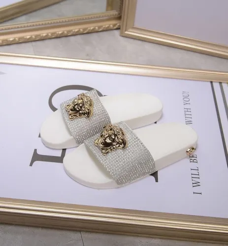 Versace women slippers AAA-013
