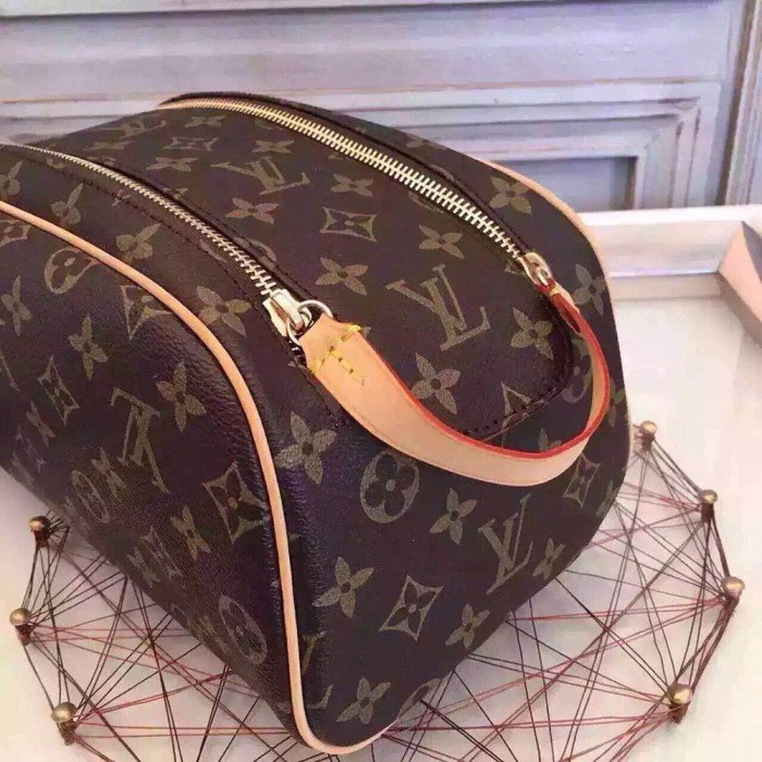 LV King Size Toletry Bag M47528