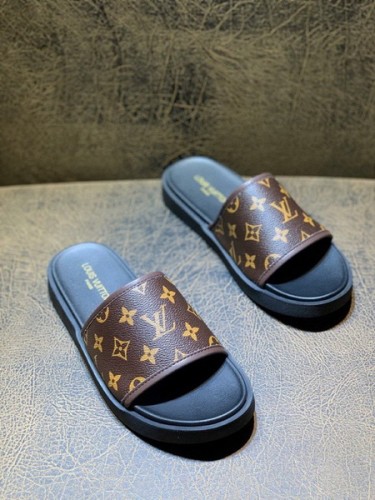 LV men slippers AAA-545