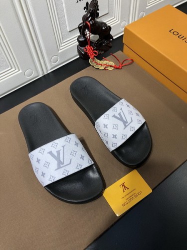 LV men slippers AAA-570